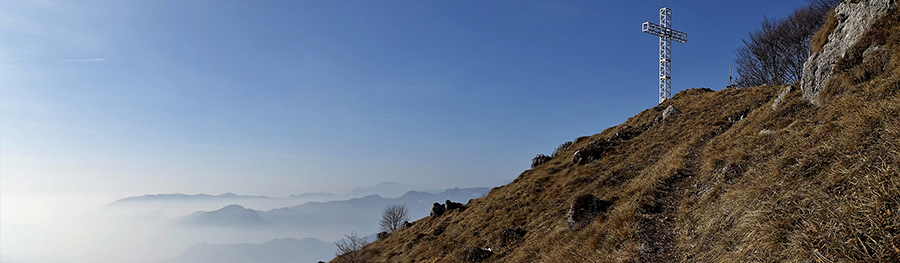Dalla cima del Monte Suchello (1541 m) vista sulla Val Serina nella foschia